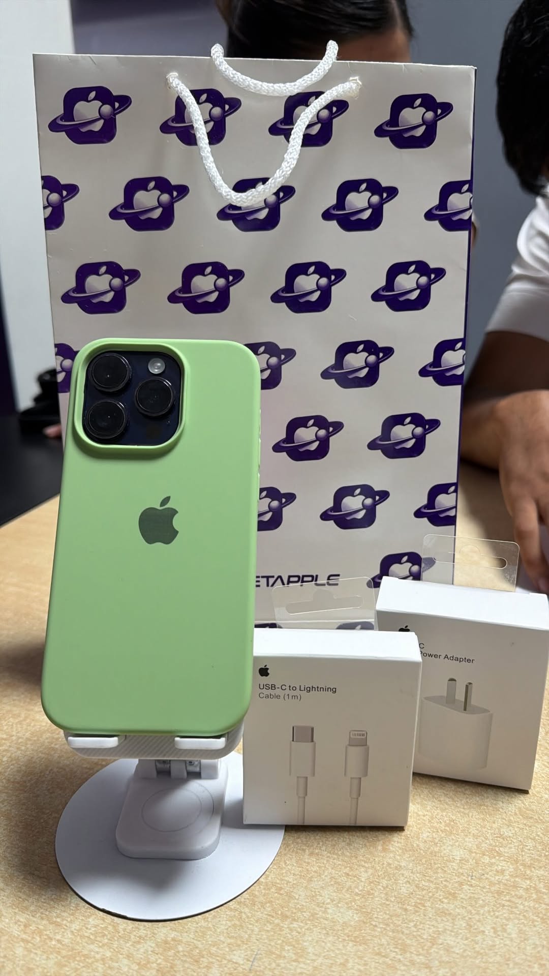 Cliente PlanetApple con su iPhone 15 Pro Max