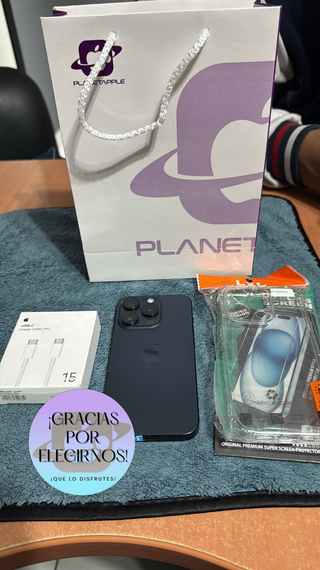 Cliente PlanetApple con su iPhone 14